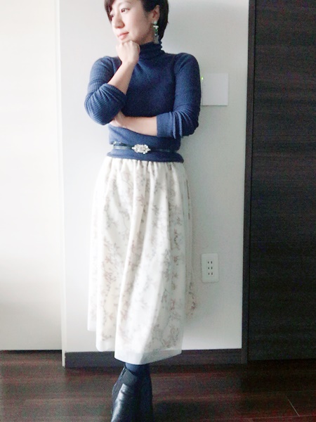 小柄女性　ミモレ丈スカート　写真
