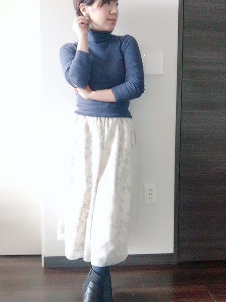 小柄女性　ミモレ丈スカート　写真